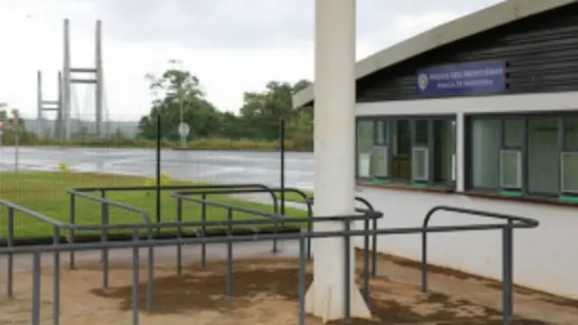 Puente sobre el río Oyapoque que conecta a Brasil con la Guyana Francesa.