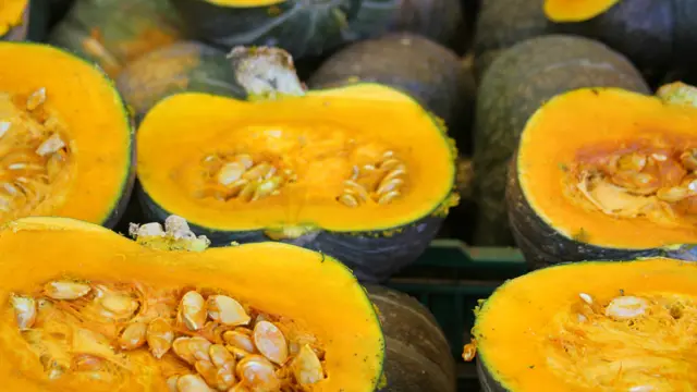 Pour remplir votre panier d’aliments en provenance d’Afrique, rendez-vous plutôt sur le marché où vous trouverez toujours des produits à une fraction des prix qui se pratiquent ailleurs. Courges et tubercules constituent la base des de nombreux plats africains.