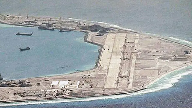 چین نے اس علاقے میں مصنوعی جزیرہ تیار کیا ہے جس پر پڑوسی دعویدار ممالک کے ساتھ امریکہ نے بھی تشویش کا اظہار کیا ہے