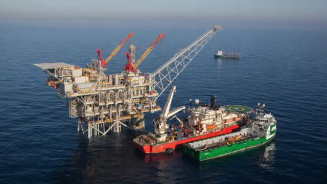İsrail, Aşkelon limanı açıklarında Akdeniz'de kurduğu platformlarla doğalgaz çıkarıyor. 