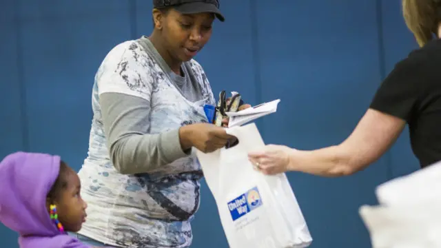 Alcaldía de Flint entrega filtros de agua gratuitos.