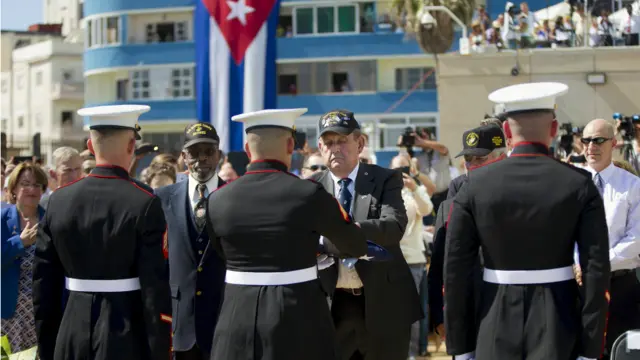 退役的美国海军陆战队军人在重开的驻古巴大使馆移交国旗