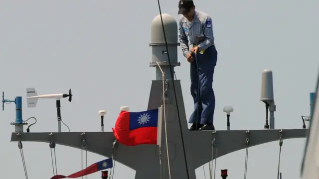 台湾左营海军基地内一名士兵在整理船艇上的国旗(资料图片)