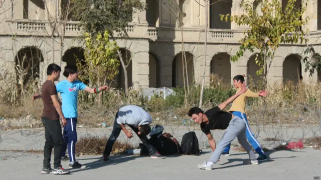 ددغې لوبډلې ۲۵ غړي وي، خو اوس ایله لس دي. نور غړي یې له هېواده بهر کډوال شوي دي.