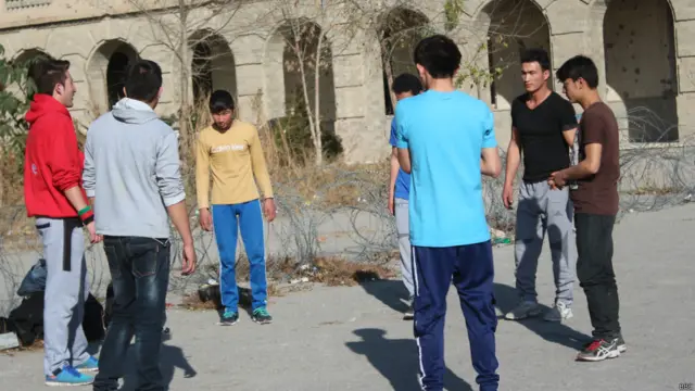 افغانستان کې د 'پارکور' یا ځای پرځای کولو هنري لوبه. 