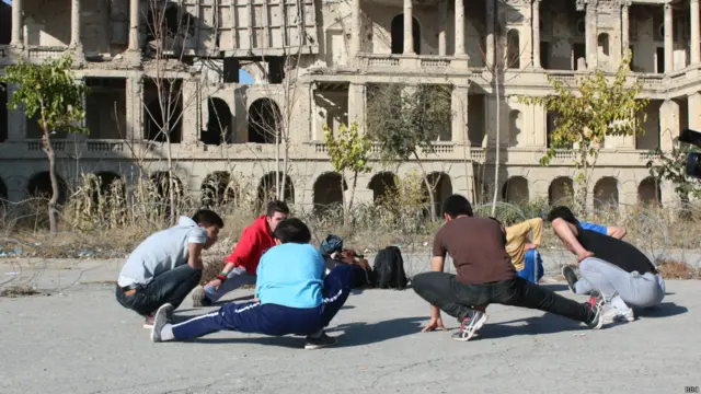 هغه کسان چې پاتې دي، د کابل په څنډو کې لوبې کوي. 