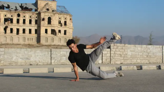 که څه هم دا یوه پېچلې لوبه ده، خو ځوانان یې په ډېرې لېوالتیا کوي.