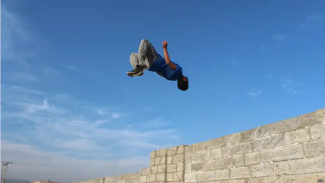 دوی له وېډیوګانو نه دغه حرکتونه زده کړي دي. 