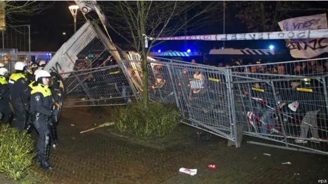 أزال المحتجون الحواجز التي نصبتها الشرطة