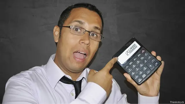 Мужчина с калькулятором