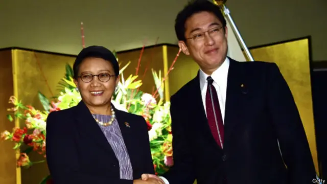 岸田也與蕾特（左）諾舉行了外長會談。