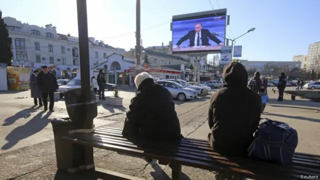 Người dân Nga trước màn hình chiếu ông Putin trả lời báo chí