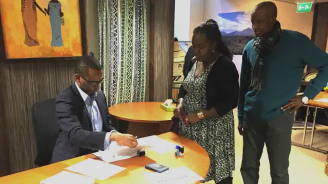 Abanyarwanda bamwe batoreye kuri Ambasade y'u Rwanda i Londres