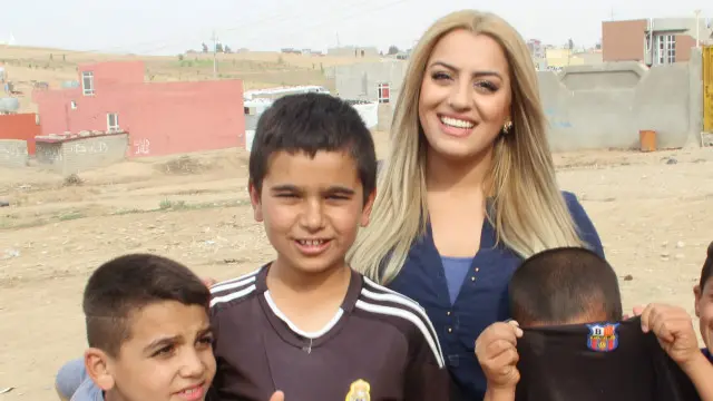 Pari Ibrahim com crianças em campo de refugiados Yazidis; ela tenta fazer a causa da etnia avançar no TPI