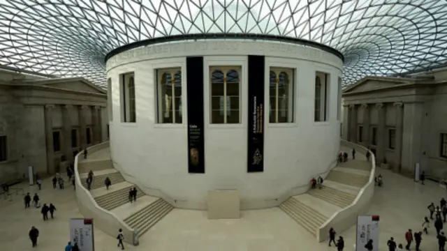 大英博物馆的大中庭，顶部是诺曼·福斯特爵士设计的玻璃天篷。