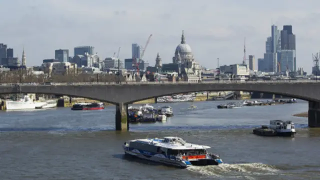 从泰晤士河上可以看见圣保罗大教堂的圆顶。