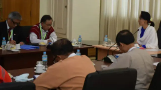 Daw Aung San Suu Kyi meets ethnic leaders