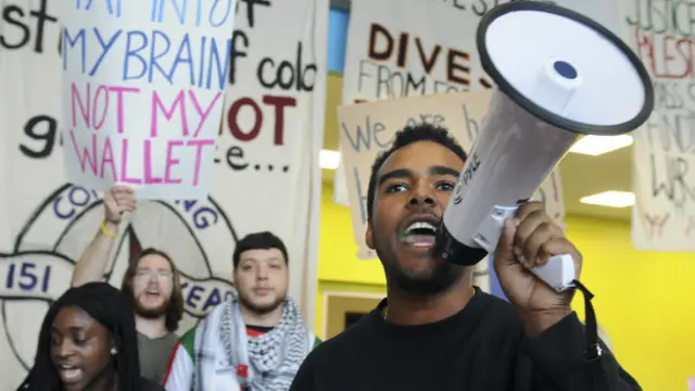 Protesta en la universidad de Massachusetts