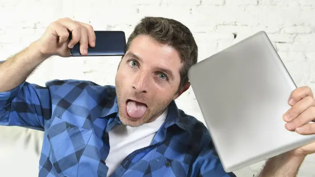 Un joven vuelto loco con sus aparatos con internet
