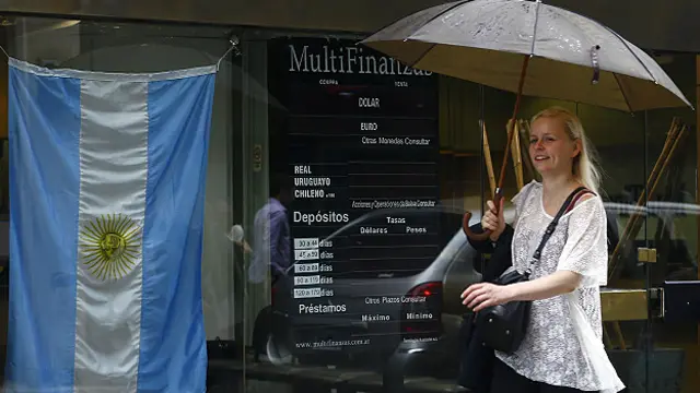 La nueva cotización del peso argentino es de un 30% menos que el miércoles con respecto al dólar.