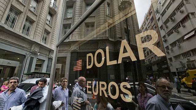 Argentina terminó con la restricción para comprar dólares e inauguró una nueva cotización del peso.