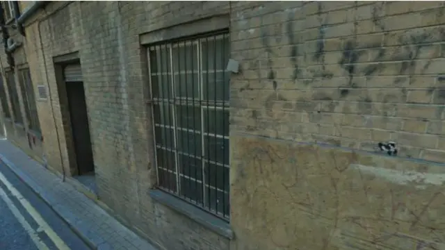 மோசமாக சிறுநீர் கழிக்கப்படும் சுவர்களில் ஒன்று