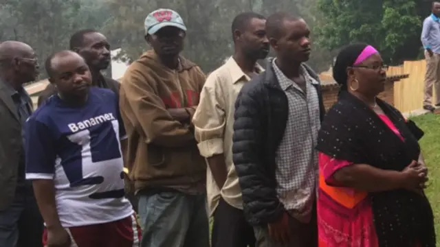 Abaturage bazidutse batonda imirongo mbere yo gutora