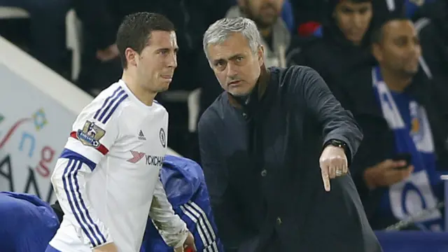 穆里尼奥（右）在比赛中指挥球员阿扎尔