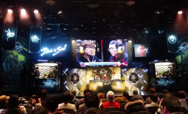 一个周六下午在购物中心内举办的游戏大赛