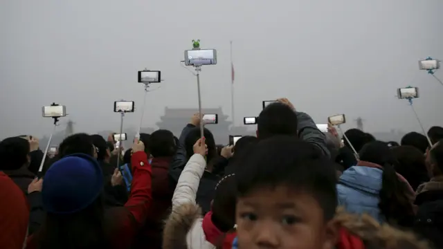 2015年12月9日在雾霾红色预警中于天安门广场举行升旗典礼。