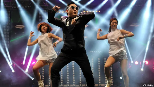 PSY trong một buổi biểu diễn Gangnam Style ở Thổ Nhĩ Kỳ