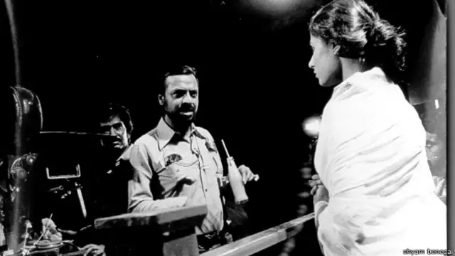 फ़िल्म सेट पर श्याम बेनेगल के साथ स्मिता पाटिल