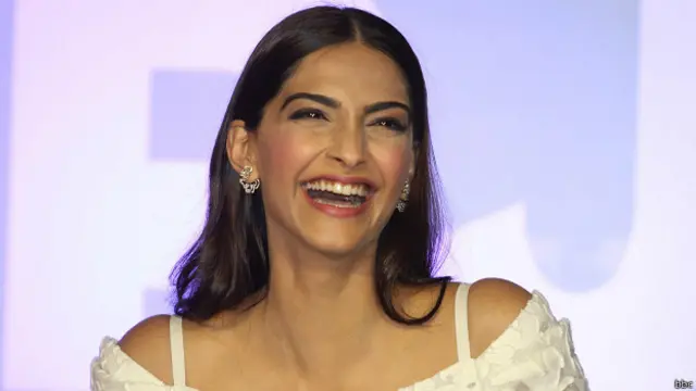 سونم اپنے لباس اور انداز کے لیے معروف ہیں