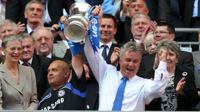 Хиддинк с кубком