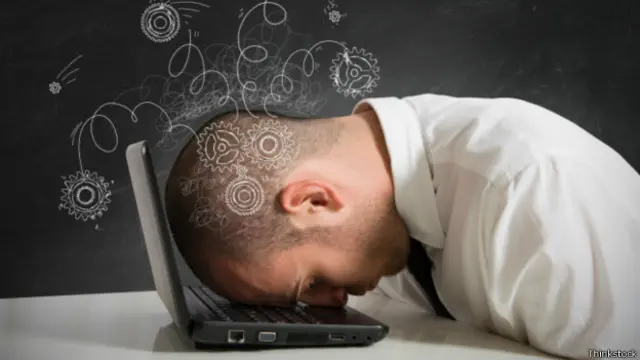 Hombre apoya la cabeza sobre una laptop