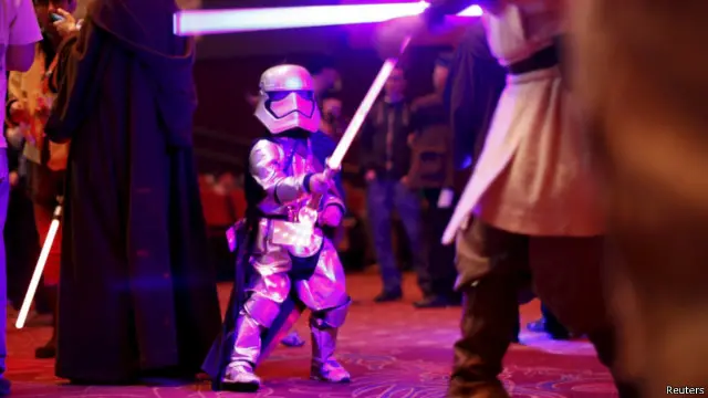 Film Star Wars: The Force Awakens ditonton di berbagai bioskop di dunia.