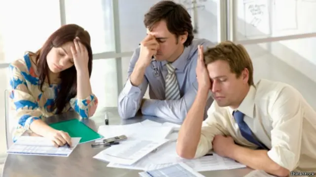 Personas en una reunión aburrida