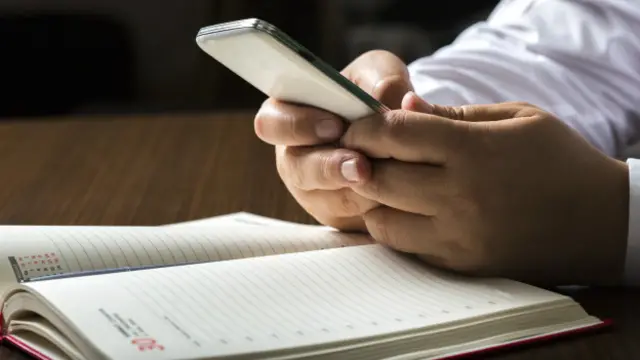 Una persona escribe en su teléfono celular