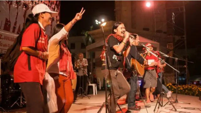 演唱讽刺王室的歌曲也不行