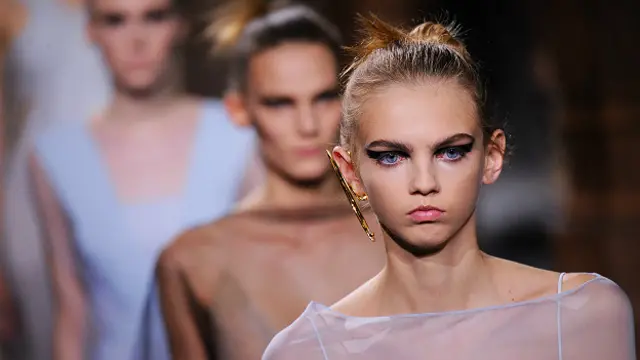 Моделит на подуиме в Париже