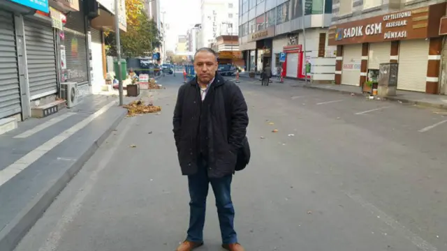 Deneyimli gazeteci Mahmut Bozarslan, "Hem güvenlik güçlerinden, hem de bölgede yaşayan halktan baskı görüyoruz" diyor.