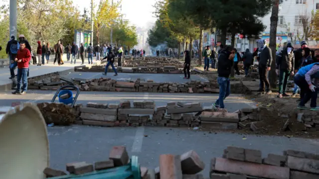 Diyarbakır'da operasyonlara karşı düzenlenen gösterilerde barikatlar kuruldu. 
