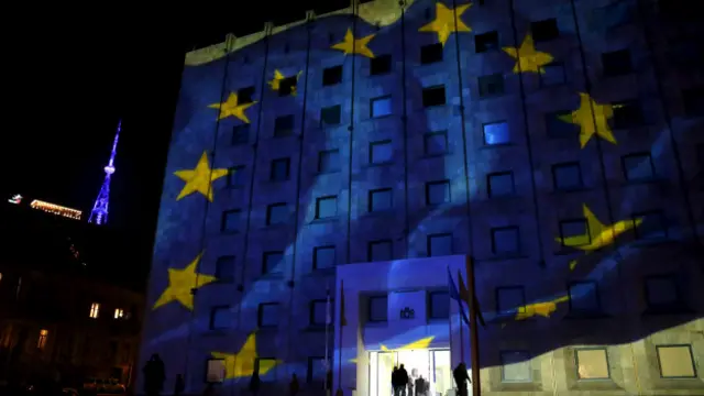 Avropa İttifaqı bayrağı Tbilisidə dövlət binaları üzərində işıqlandırılıb. 