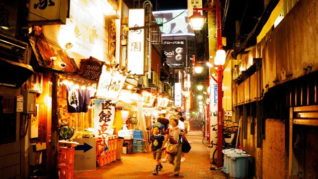 Hơn 170 quán rượu ở Golden Gai thì chỉ có vài quán có người hầu rượu là người nước ngoài. (Ảnh: Shiranai /Flickr/CC-BY-SA-2.0)