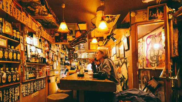 Một khách hàng quen của Golden Gai đang nhấp rượu sake trong quán bar (Ảnh: Eddy Milfort/Flickr/CC-BY-SA-2.0)