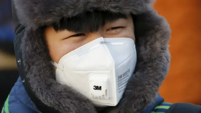 12月18日戴上口罩的一名北京市民