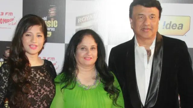 موسیقار اور گلوکار انوملک اپنے اہلیہ اور بیٹی کے ساتھ