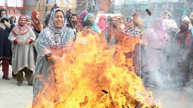 جگہ جگہ لوگ اپنے راشن کارڈ جلا کر احتجاج کررہے ہیں
