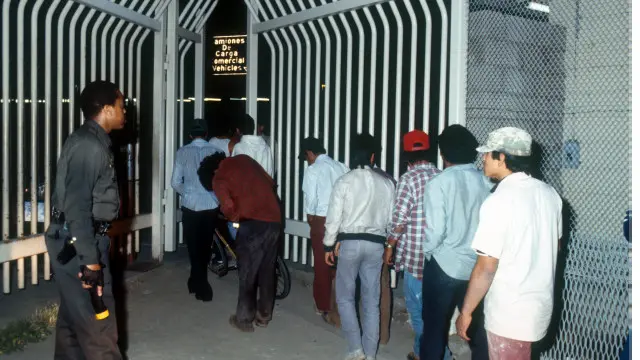 شرطة الهجرة الأمريكية تلقي القبض على عدد من المهاجرين غير الشرعيين عبر الحدود الأمريكية المكسيكية في كاليفورنيا. 