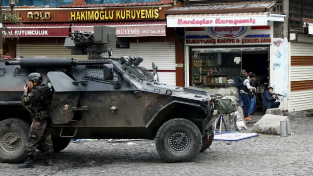 Diyarbakır'ın Sur ilçesinde bir asker Kanas ile açılan ateşte ağır yaralanıp kaldırıldığı hastanede yaşamını yitirdi.